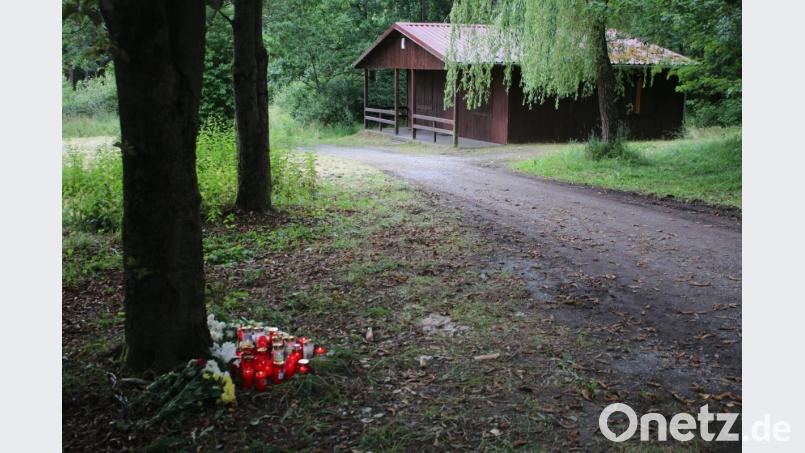 Blumen und Kerzen erinnern an den verstorbenen 17-Jährigen. Bild: sne