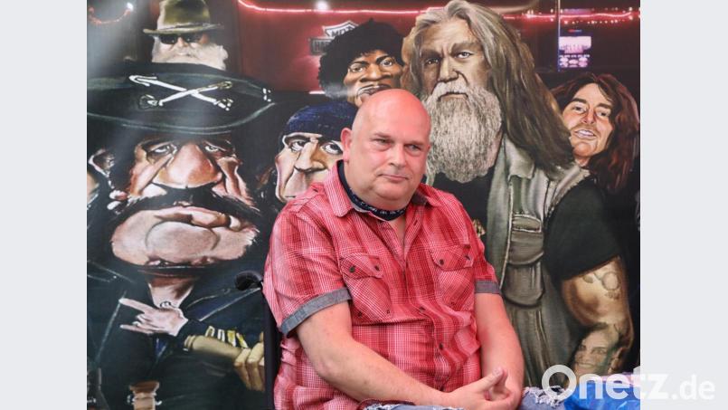 Thomas Axinger hat sich mit seinem elektronischen Bleistift Rockstars vorgenommen. Was dabei herausgekommen ist zeigt das Rock-Stüberl in Burglengenfeld in einer Ausstellung, deren Erlös der Gastronomie zugute kommt. Bild: GERHARD GOETZ