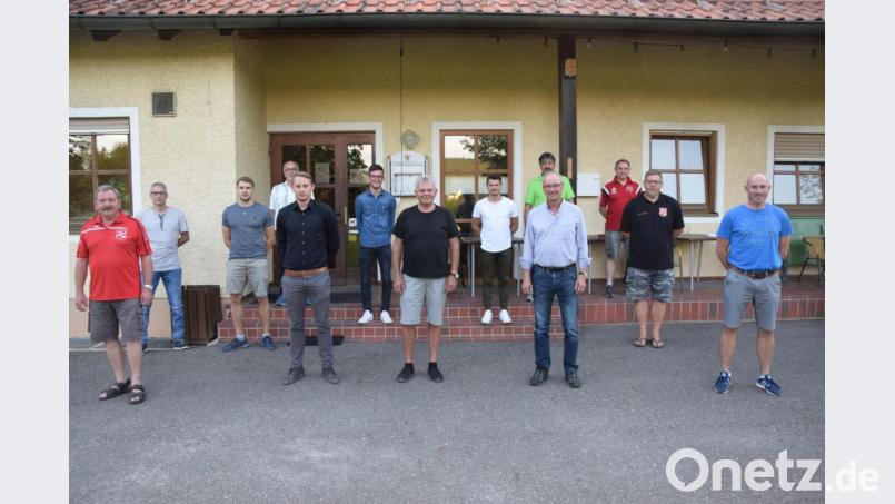 Der Vorstand des Fördervereins aus dem Vorsitzender Werner Härtl Kassier Ludwig Lukas (vorne Zweiter und Dritter von rechts) nach 16 Jahren verabschiedete. Bild: fz