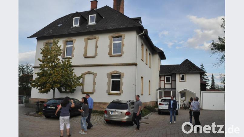 Auch von außen machte sich der Bauausschuss ein Bild vom Alten Schulgebäude. Bild: ak