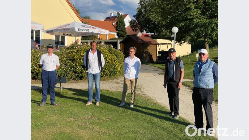 Nach der Siegerehrung vor dem Domizil des Golfclubs Stiftland, von links Wolfgang Beer, Trainer Matthew Gatrall, Francesco Schröder, Manfred Tretter und Club-Präsident Wolfgang Ries. Bild: Golfclub Stiftland/exb