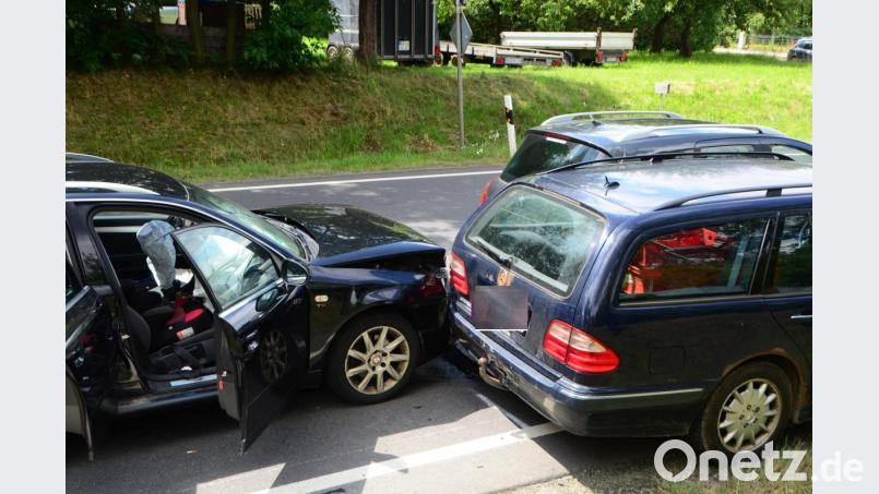An der Michldorfer Kreuzung scheppert es am Freitag um die Mittagszeit gehörig. Drei Autos sind in den Unfall verwickelt. Verletzt wird aber niemand. Bild: dob