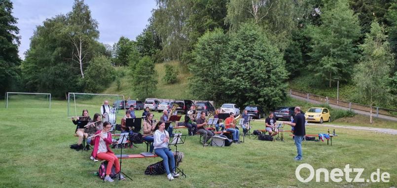 Die Steinwaldmusikanten proben im Freien. Bild: exb