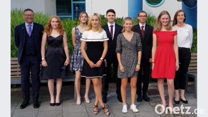 Stellvertretender Schulleiter Georg Meyer (links) freut sich mit den besten Absolventen: Nicole Allwang (1,3), Lisa Lehner (1,4), Theresa Frauendorfer (1,1), Michael Matz (1,0), Antonia Keppler (1,0), Jakob Krusche (1,0), Lena Ibler (1,0) und Oberstufenkoordinatorin Angela Ziegler. Bild: Judith Lehner