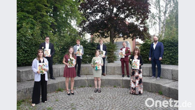 Die acht besten Absolventen des Erasmus-Gymnasiums (von links): Luzia Ram (1,1), Sebastian Piehler (1,5), Franziska Lehnert (1,1), Leo Ringer (1,0), Lilly Hüttner (1,3), Aaron Weiß (1,0), Manuel Pfitzner (1,2) und Verena Schrödl (1,5). Oberstufenkoordinator Stefan Sehnke (rechts) gratulierte den Abiturienten. Bild: Veronika Schweighart