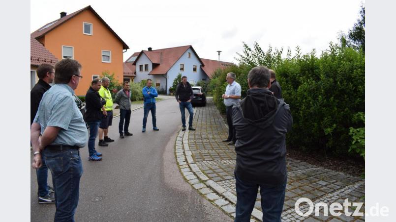 Der gepflasterte Mehrzweckstreifen im Baugebiet in Weihern ist für Kleinkinder und Menschen mit Gehhilfen wenig geeignet. In den breiten Fugen bleiben die Fahrzeuge mit schmalen Rädern stecken. Bild: bnr