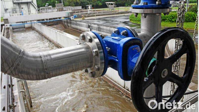 Die Stadtwerke senden Wasserproben aus der Kläranlage an die TU München, um am Entwicklungsprojekt des Lehrstuhls für Siedlungswasserwirtschaft teilzunehmen. Bild: Gabi Schönberger