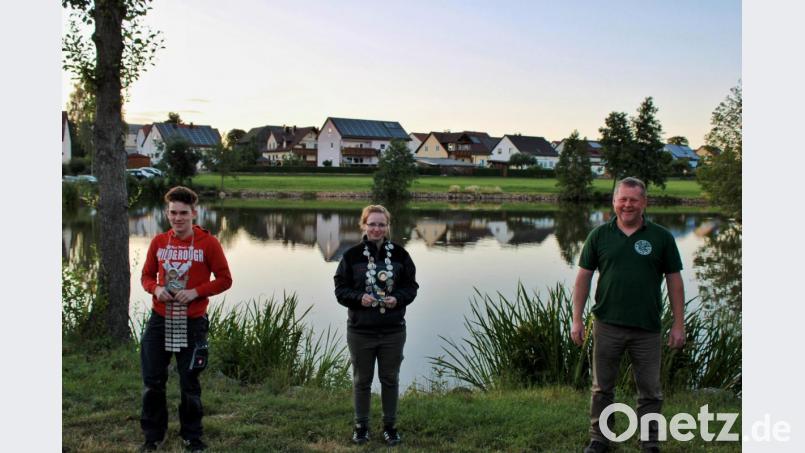 Vorsitzender Alexander Wächter (rechts) gratulierte Jugendfischerkönig Luis Klöble und Fischerkönigin Christine Kraus zu ihren Erfolgen. Bild: exb