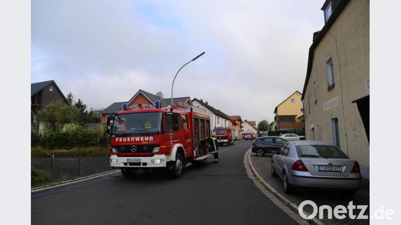 In den Straßen von Fuchsmühl ging es wegen der anrollenden und parkenden Feuerwehrautos am Freitagmorgen eng zu. Bild: Roland Wellenhoefer