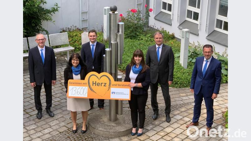 Die Geschäftsstellenleiter Peter Erhart (Ebnath), Rita Kunz (Friedenfels), Matthias Fütterer (Immenreuth), Cornelia Wöhrl (Neusorg/Waldershof), Stefan Bader (Premenreuth) sowie Vorstandssprecher Joachim Geyer (von links) informierten die Vereinsvorstände teils persönlich über die Zuwendungen als Dank für das ehrenamtliche Engagement. Bild: mez