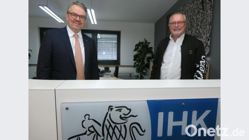 IHK-Gremiumsvorsitzender Hubert Döpfer (rechts) stellte Markus Huber als neuen Leiter der Geschäftsstelle Schwandorf vor. Bild: Hirsch