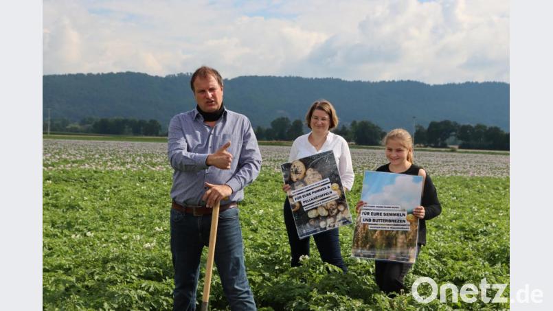 Karl und Luzia Gröschl mit Tochter Anna auf einem ihrer Felder im Kreis Regensburg – hier wachsen Kartoffeln, die später in Neunburg vorm Wald zu Chips verarbeitet werden. Bild: olr