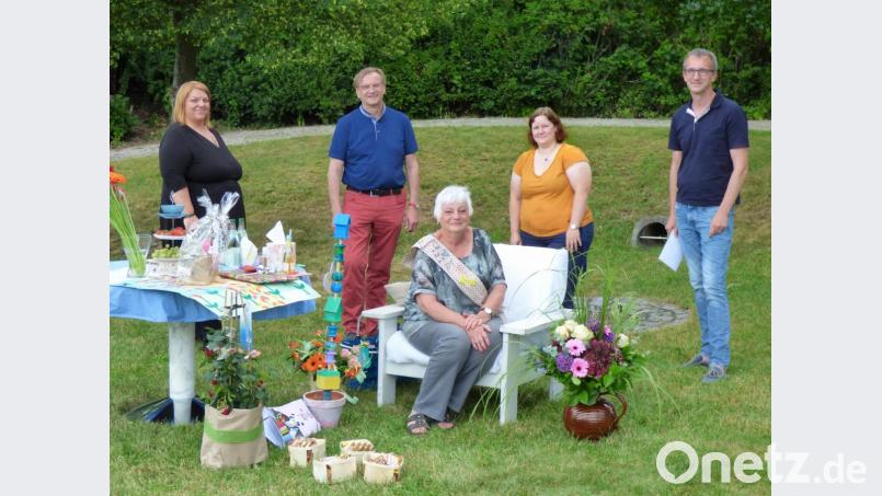 Von Annelotte Bartl (im Hintergrund) verabschiedeten sich (von links) Sandra Köstler, Geschäftsführer Berthold Kellner, Christina Ponader und Klaus Jahn. Bild: exb