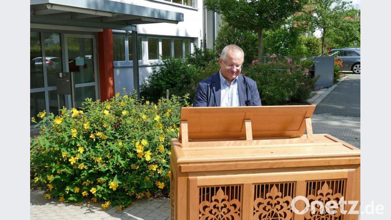Probespiel unter Corona-tauglichen Bedingungen: Der scheidende BFSM-Direktor Benedikt Boßle an der neuen Truhenorgel. Bild: Privat