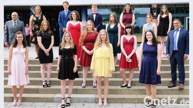 14 Abiturienten glänzen mit einem Notendurchschnitt zwischen 1,0 und 1,5. Unser Bild zeigt die jungen Damen und Herren mit Schulleiter Peter Schobert und Oberstufenkoordinatorin Kerstin Eckert (obere Reihe von links) und Oberstufenkoordinator Robert Kreuzer (rechts). Bild: do