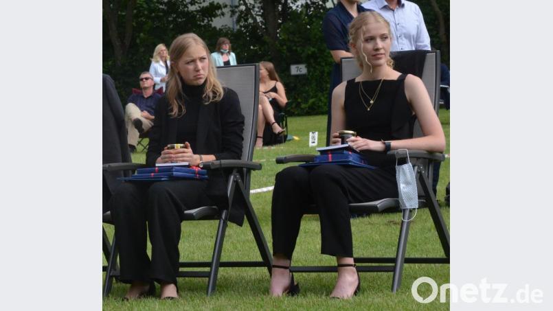 Die beiden Schulbesten: Theresa (1,0) und Sophia Drobnik (1,1). Bild: Kunz