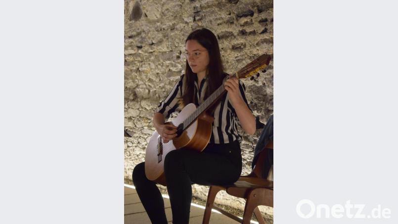 Melina Schedl, Schülerin an der Kreismusikschule, begleitete den Ehrenabend an der Gitarre. Bild: szl