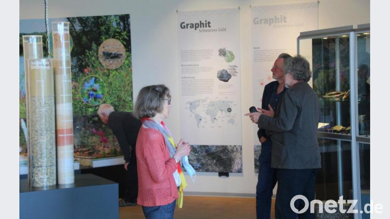 Sand- und Kiesröhren (links) und Exponate in Glasvitrinen zum Thema Graphi“. Bild: fsb