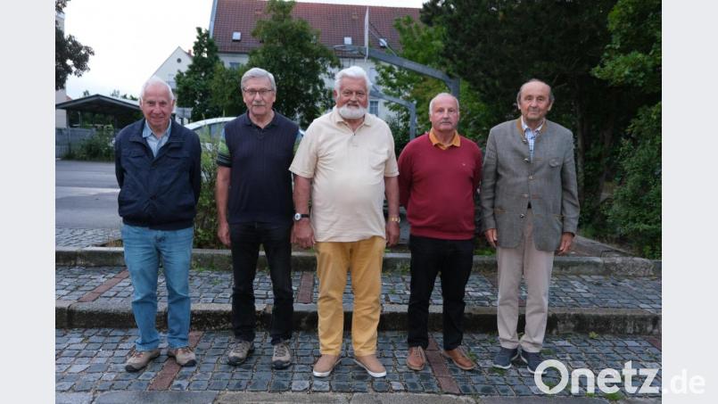 Bis zu 16 Jahre wirkten die Verabschiedeten im Vorstand des Förderkreises mit. Dafür gab es viele anerkennende Wort. Von links Michael Lautenschlager, Hermann Gnahn, Alfons Lindner, Hubert Druckseis und Emil Englmann. Bild: usc