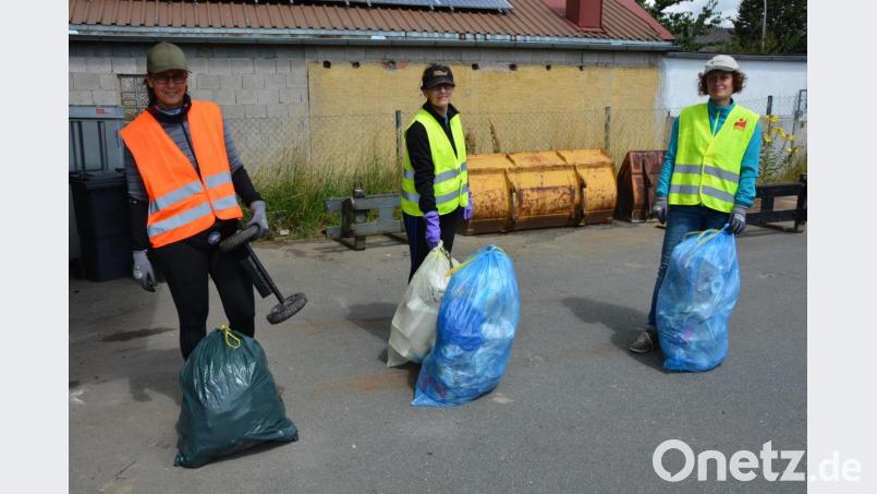 Beim Plogging-Saisonstart mit dabei waren (von links) Anja Dressel, Ulli Riedl und Christa Hinz. Es fehlt Julian Hinz. Innerhalb einer Stunde sammelten sie drei Säcke voller Müll, die sie am Städtischen Bauhof fachgerecht entsorgten (Bild). Bild: jr