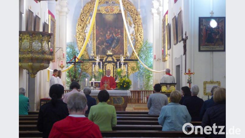 Pilgeramt in St. Quirin mit dem Akanthusaltar. Bild: fsb