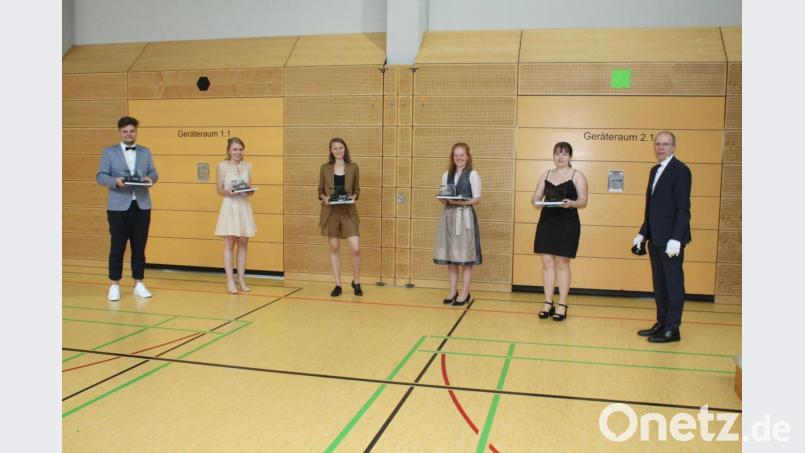 Schulleiter Ludwig Pfeiffer (rechts) zeichnete die erfolgreichsten Abiturienten mit dem OGO-Ehrenpreis aus: Von links Tim Schneider (Notendurchschnitt 1,3), Sophia Rappl (1,5), Lena Rückerl (1,0), Verena Scheuerer (1,5) und Elena Zimmer (1,3). Bild: lg