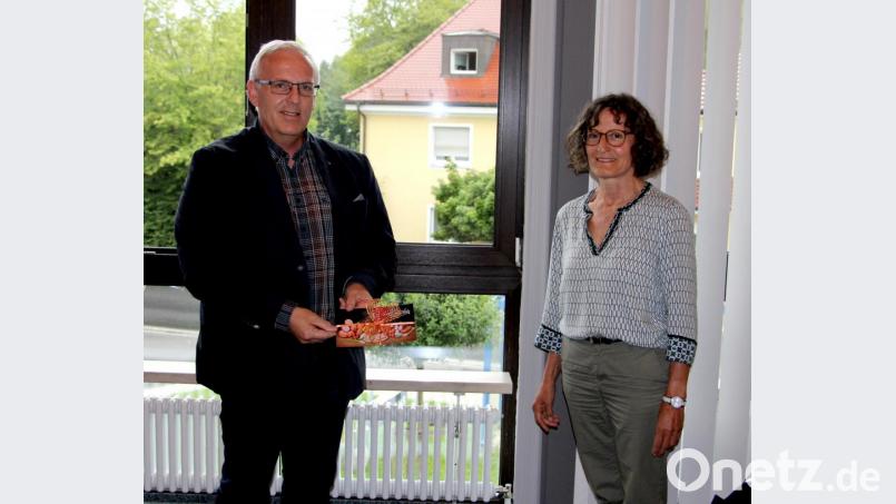 Lydia Zahner verabschiedete den bisherigen Vorsitzenden des Zweckverbands, Winfried Franz, mit Worten des Dankes für die gute Zusammenarbeit und einem Geschenk. Bild: ds