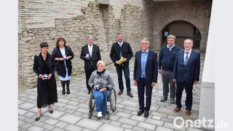 Die Verdienst- und Ehrenmedaille der Stadt Tirschenreuth verlieh Bürgermeister Franz Stahl an Kerstin Kurzeck, Olga Luft, Günher Franz und Martina Sötje (von links). Verabschiedet aus dem Amt wurden der ehemalige Sport- und Jugendbeauftragte Huberth Rosner und Johann Schmidt als Ortssprecher der Gemeinde Hohenwald. Nach 51 Jahren im öffentlichen Dienst geht nun auch Peter Geyer (rechts) in Ruhestand. Bild: szl