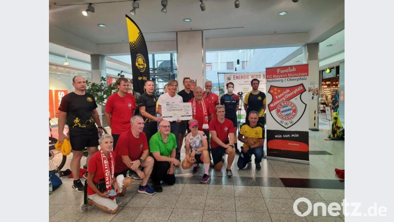 Insgesamt 706,25 Euro für Naturprojekte: Die Radler der zwei Fanclubs übergeben an Dirk Nishen (Bildmitte) einen zusätzlichen Scheck. Links und rechts davon die beiden Präsidenten Thomas Breidenbach und Bernd Hofmann. Bild: Bernd Hofmann