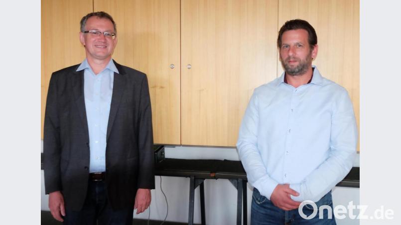 Michael Singer (rechts) rückt für den verstorbenen Hans Gradl in den Gemeinderat nach. Bürgermeister Franz Grabinger nahm ihm den Eid ab. Bild: ohr
