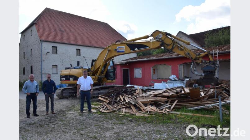 Das Vereinsheim gleich neben dem historischen Salzstadel ist abgerissen. Der Platz wird künftig von Färbos-Versicherungen GmbH als Firmensitz genutzt werden. Die beiden Geschäftsführer Paul Färber und Thomas Färber waren noch kurz vor dem Abriss des Vereinsheimes auf der Baustelle. Bild: bö