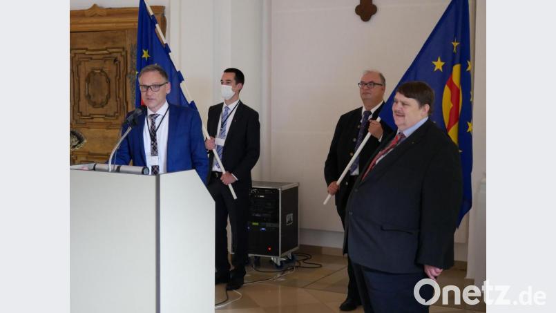Bürgermeister Bernd Sommer (links) begrüßte Präsident Bernd Posselt (rechts) und die Teilnehmer der Paneuropa-Tage in der Klosteraula. Bild: hmr
