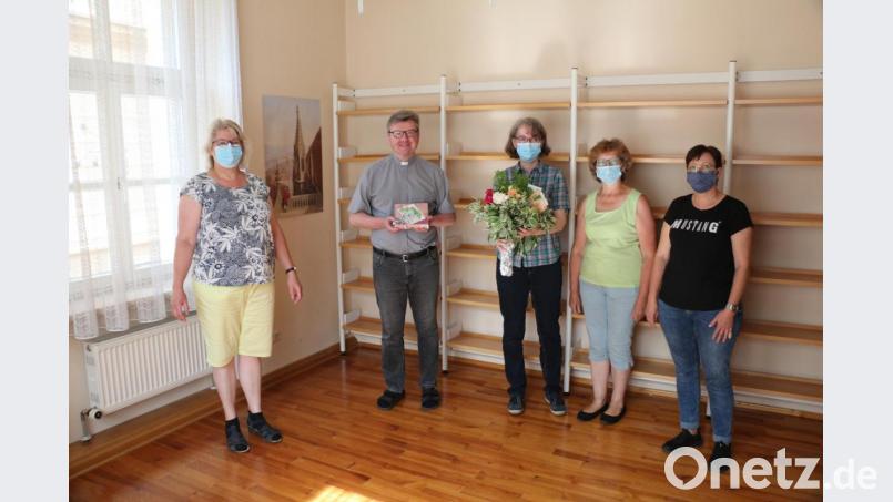 Die drei Kirchenvorstände Christine Rupprecht (links), Heike Schäffler und Ingrid Hirschke (von rechts) übergeben in Regensburg an Pfarrer Marek Baron und Camilla Weber eine Spende von 300 Euro für die gebrauchten Büchereimöbel. Damit ist der nächste Schritt zum Aufbau einer Bücherei in Neustadt am Kulm getan. Bild: rpp