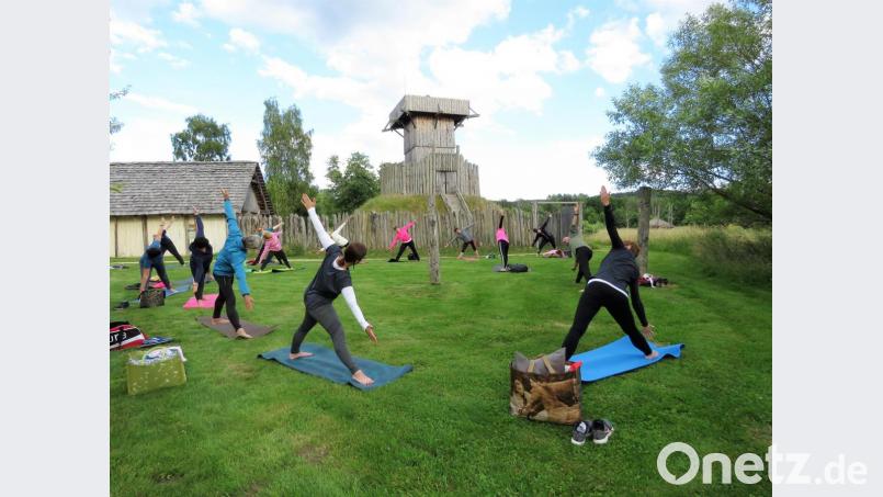 Ausreichend Abstand ist auf der Wiese vor dem mittelalterlichen Wehrturm möglich. Deshalb können die Yoga-Kurse wieder gut stattfinden. Bild: ubb