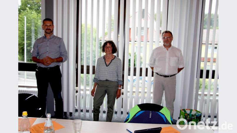 Der Zweckverband zur Wasserversorgung der Schmidtstadtgruppe wird künftig geführt von der 1. Vorsitzenden Lydia Zahner und von 2. Vorsitzenden Roman Berr (links). Mit auf dem Foto Kevin Schreiber (rechts), neuer Leiter Bauamt in der Verwaltungsgemeinschaft Neukirchen und deren verschiedenen Verbänden. Bild: ds