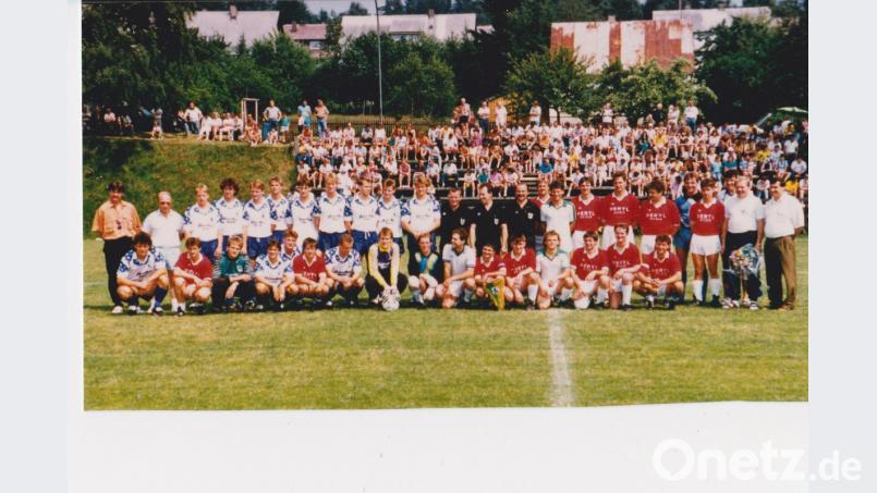 Höhepunkt zum zehnjährigen Bestehen des Fanclubs im Jahr 1990: Die erste Mannschaft der Münchener Löwen kam mit Trainer Karsten Wettberg (Zweiter von links) zu einem Freundschaftsspiel nach Stadlern. Archivbild: Löwenfanclub Stadlern