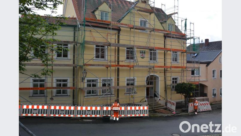 Eingerüstet präsentiert sich derzeit das Konnersreuther Rathaus. Bild: jr