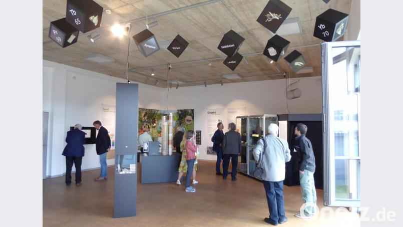 Blick in den Ausstellungsraum mit dem Graphitbergwerksstollen (rechts) und den Würfeln der Seltenen Erden. Bild: fsb