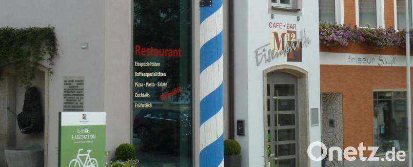 Gähnende Leere im „Wohnzimmer der Stadt“. Zehn Jahre lang war das „MP 12“ am Marktplatz ein gut gehendes Lokal mit Terrassenbetrieb. Seit Monaten sucht nun die Stadt einen neuen Pächter. Bild: Portner