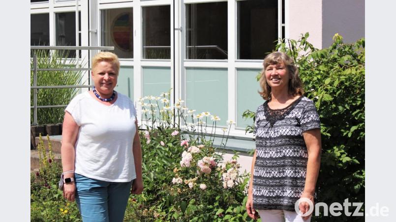 Anja König (links) und Irmgard Dietrich (rechts) setzten in und um das Haus St. Ursula Pflänzlinge, die weiterhin blühen und gedeihen. Tief verankerte Wurzeln für Kinder, die immer in Erinnerung bleiben werden. Bild: Williamson, Dagmar