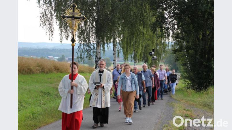 Eine stattliche Anzahl von Fußwallfahrern nahm am Sonntag an der Wallfahrt zur Gommelberg-Kapelle teil. An geführt wurden sie von Stadtpfarrer Dr. Thomas Vogl. Bild: kro