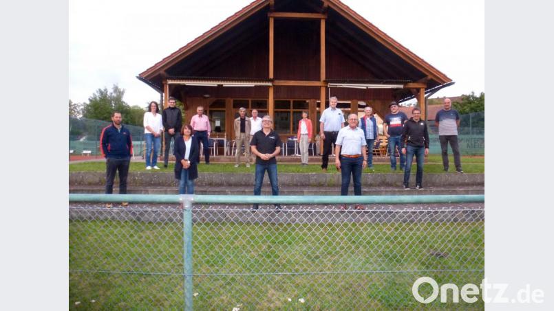 Der TC Neunburg wählte die Funktionsträger für die nächsten Jahre. Die Jahreshauptversammlung fand auf der Terrasse des Clubheims statt. Bild: mad