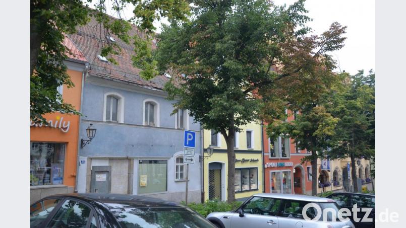 Ein attraktiver Bücherschrank soll bei Briefkasten und Anschlagtafel (rechts unten) vorab entstehen. Aus dem Rathaus (ganz rechts) ist zudem ein Umzug der gesamten städtischen Bücherei in das Anwesen Marktplatz 3 (blaues Gebäude, links) angedacht. Bild: fjo