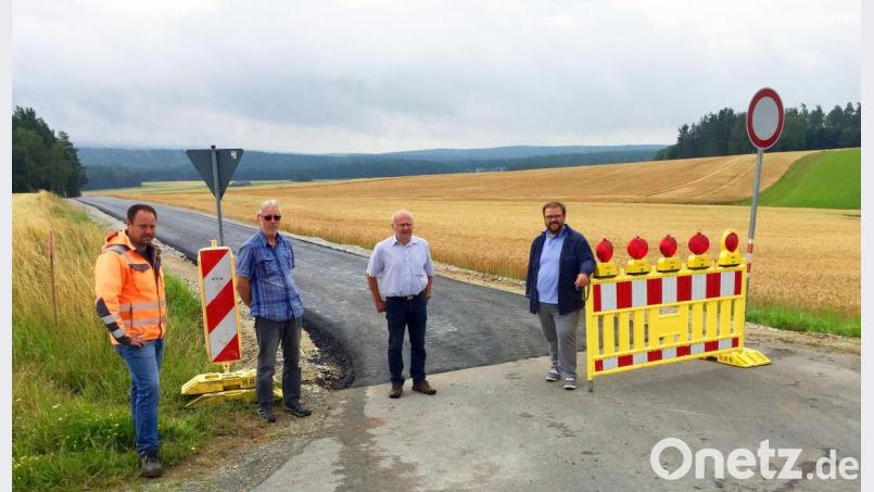 Zur Baustellen-Besichtigung vor Ort trafen sich (von links) Bauleiter Stefan Schiedlofsky, Stadtbaumeister Ludwig Hafner, Hans Vetterl vom Amt für Ländliche Entwicklung sowie der Kastler Bürgermeister Hans Walter. Bild: stg