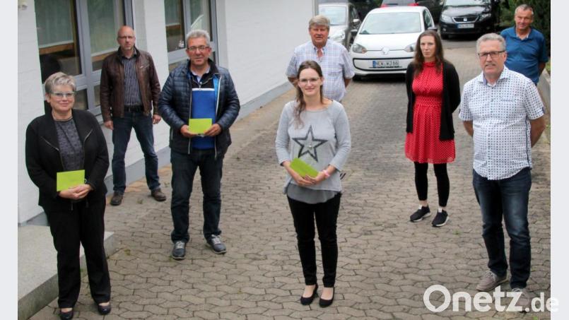 Sie freuen sich über finanzielle Zuwendungen für ihre Vereine aus dem Reinerlös des Schwarz-Rot-Gold-Balles: Maria Smola (Seniorenkreis im Pfarrgemeinderat, links), Tamara Smola (Elternbeirat Kindergarten, 4. von links) sowie Manfred Herrmann (3. von links) und Elisabeth Waldeck (6. von links; beide Sportverein), zusammen mit Bürgermeister Schregelmann und den drei Frak-tionsvorsitzenden. Bild: fsb