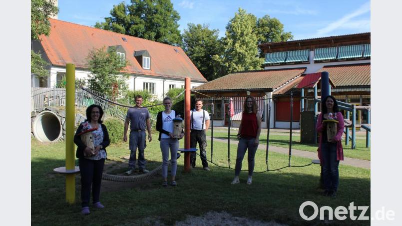 Nistkästen in Gruppenfarbe nahmen Kinderpflegerin Elsa Schraml (links), Erzieherin Tanja Heinl (Dritte von links) und Erzieherin Tanja Heider (rechts) vom Elternbeirat entgegen. Bild: fks