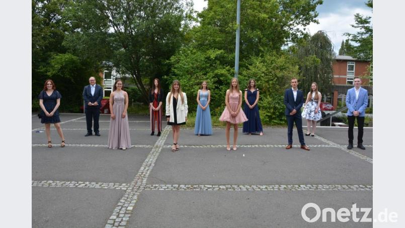 Die zehn besten Absolventen des Abiturjahrgangs des Otto-Hahn-Gymnasiums mit (von links) Rebecca Schünzel, Schulleiter Stefan Niedermeier, Miriam Andritzky, Nicole Fiedler, Maya Kastner, Johanna Rasp, Sophie Müller, Leonie Gräf, Maximilian Schindler, Maria König und Andreas Seifert. Bild: jr