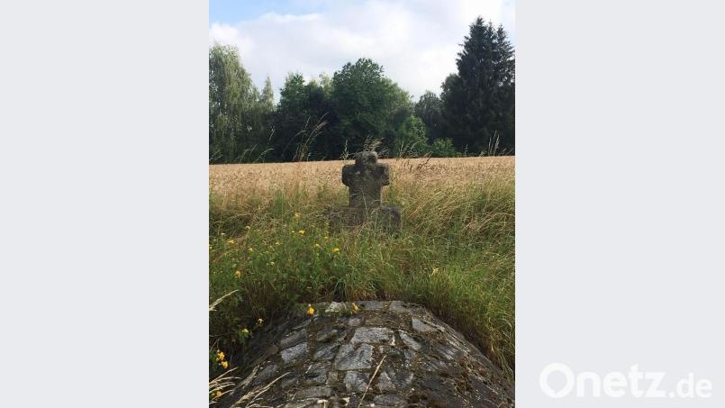 Dieses Granit-Steinkreuz muss eventuell versetzt werden. Es sei nicht der erste Umzug, erinnern sich Mitglieder des Bauausschusses. Bild: ihl