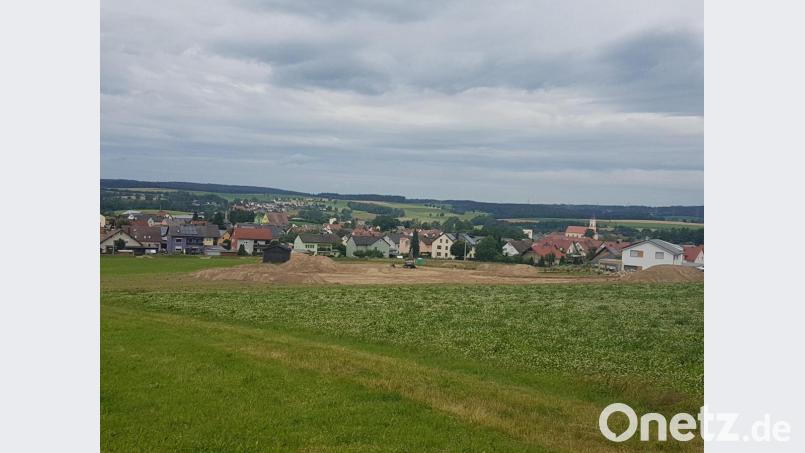 Die Baufirma Hierold, Moosbach hat mit der Erschließung des zweiten Teils des Baugebiets „Steinling III“ begonnen. Mit der Fertigstellung ist noch vor Wintereinbruch zu rechnen. Bild: gi