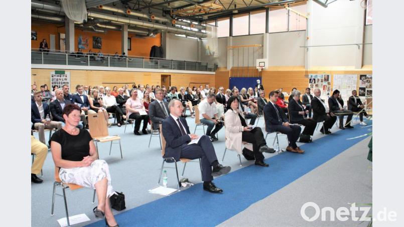 Die Entlassfeier im Zeichen der Coronakrise: Die Ehrengäste nahmen in der ersten Reihe Platz, während die Absolventen bei ihren Familien saßen – mit dem erforderlichen Abstand über die gesamte Sporthalle verteilt. Bild: lg